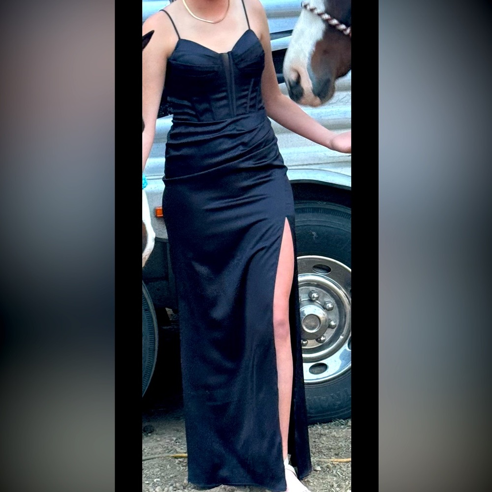 Size 7 blondie nites black prom dress. Fits like a 5-6.
